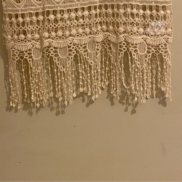 Ellie & Kate L Crocheted See-Through Cover Up Beige Sleeveless Top Tassel Hem - Picture 4 of 9